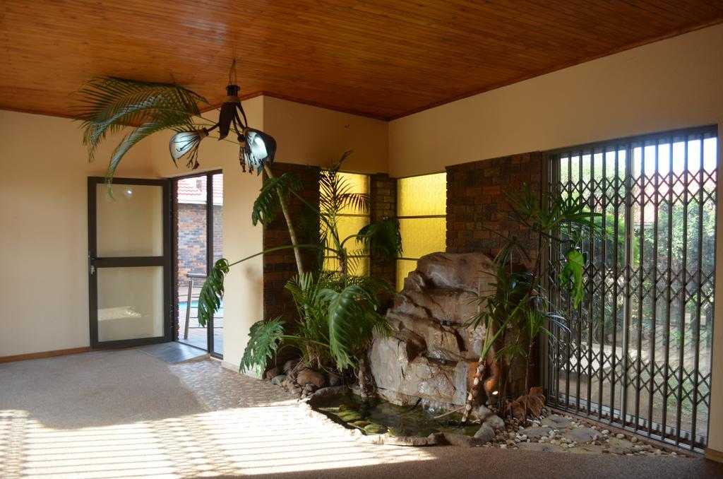 African Phoenix Guest Lodge Joanesburgo Exterior foto